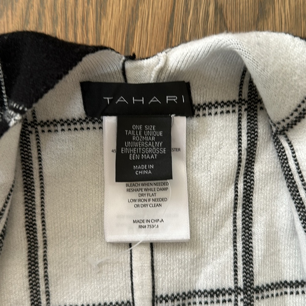 NWOT Tahari Belted Poncho OS Women’s Kimono Soft Stretchy Black White Plaid Cozy - Picture 7 of 10